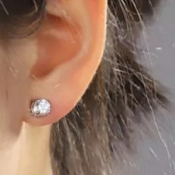 MAGNETIC CZ PAIR OF EARRINGS. NO HOLE REQUIRED - Picture 5 of 5